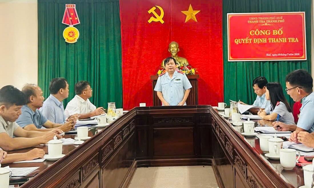 Mr. Phan Cong Man - Deputy Chief Inspector of Hue City chaired the announcement ceremony. Photo: Hue City Inspectorate provided.