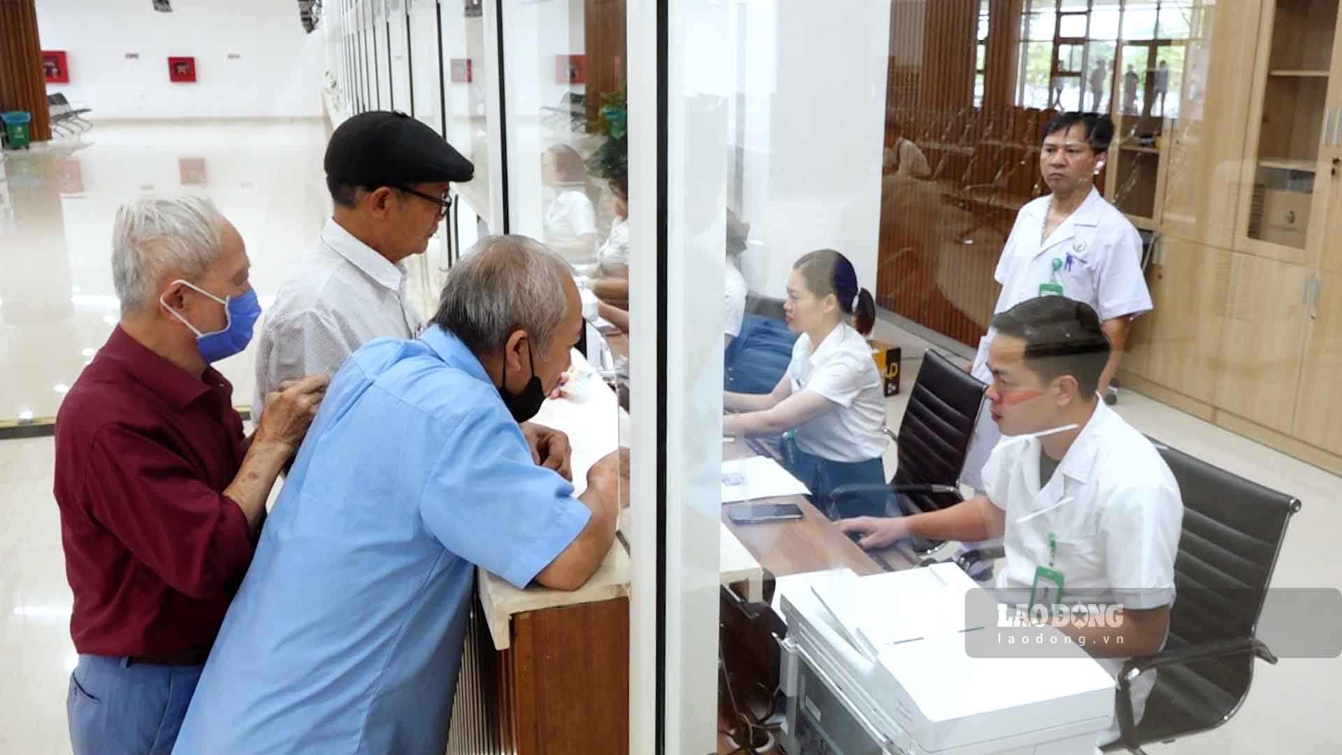 Health insurance payment does not depend on whether the patient goes for examination on a working day or a holiday. Photo: Phuong Anh