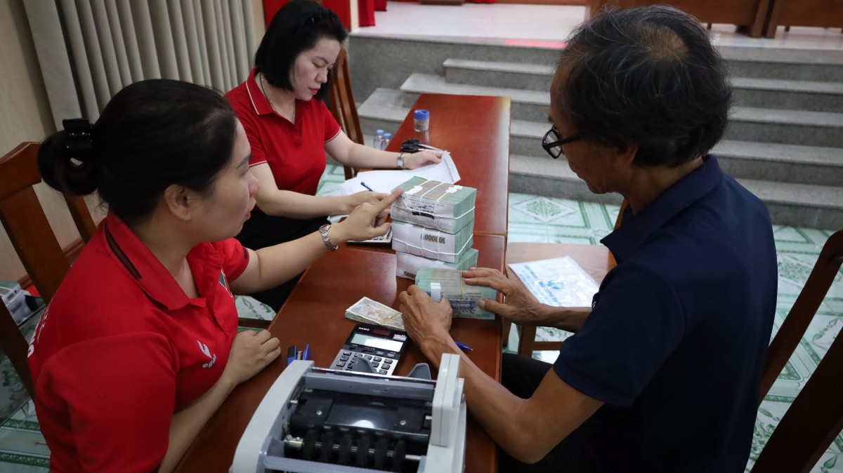 Households receive project compensation money. Photo: E-Portal of Chan Hung commune - Hai Phong City