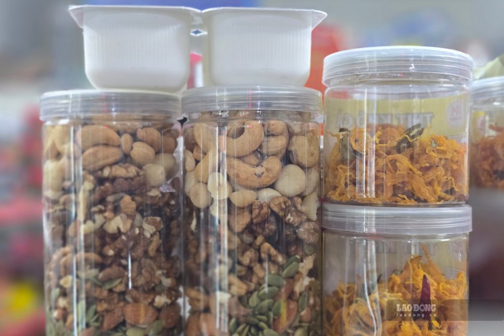 Unsweetened yogurt, dried chicken, nuts such as walnuts, almonds... are safe and low-fat late-night snacks. Photo: To Cong