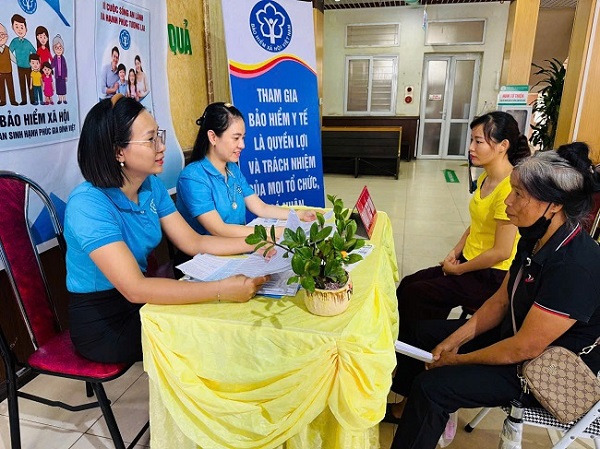Provincial Social Insurance propagates people to pay voluntary social insurance. Photo: Phu Tho Social Insurance