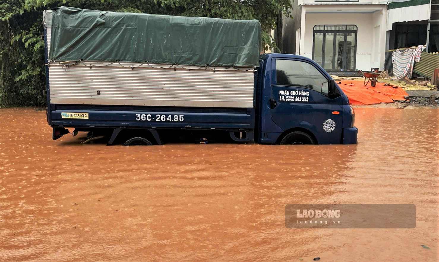大雨により国道55号線は深く浸水し、多くの車両がエンストしました。写真:フック・カイン