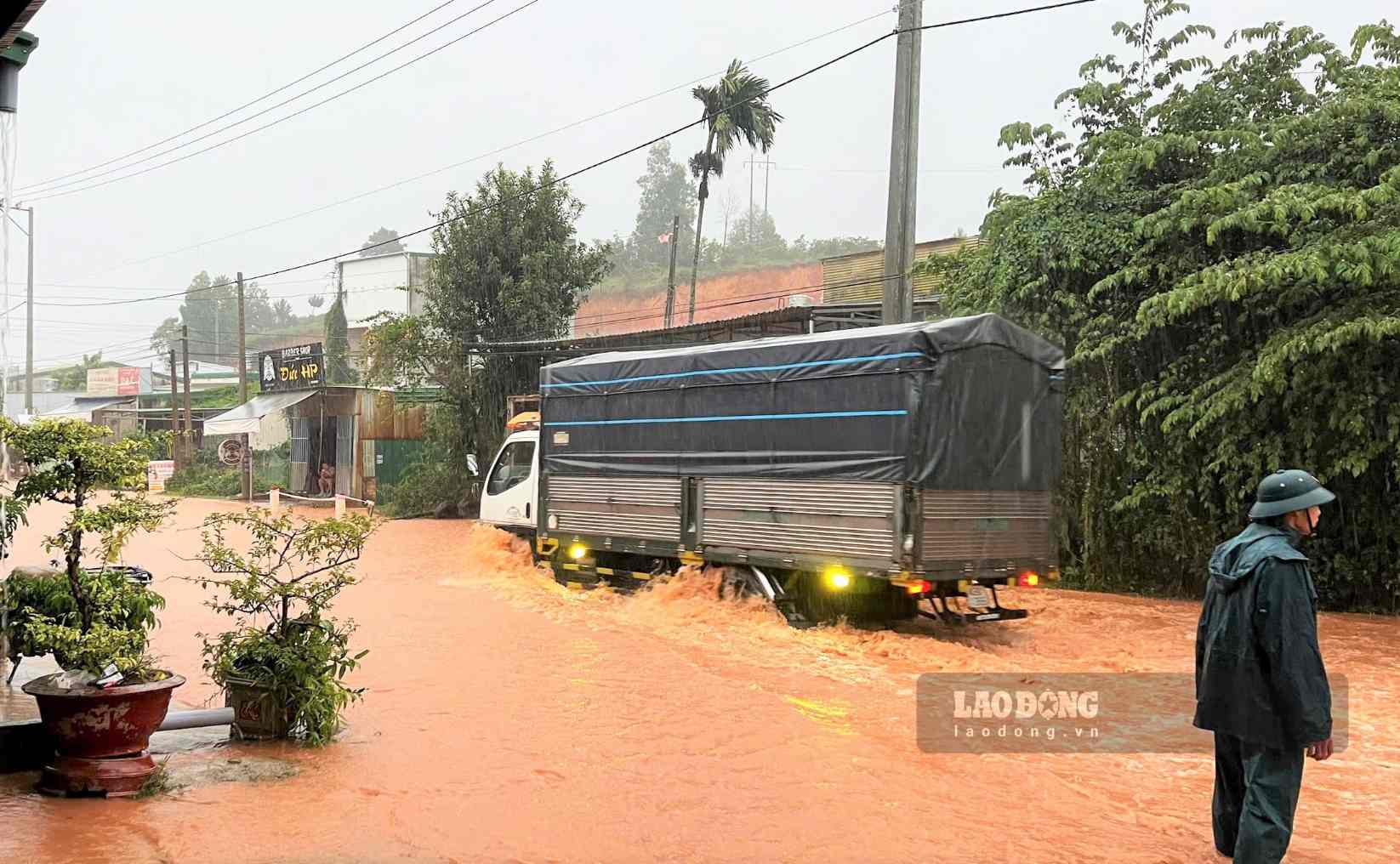 Lực lượng chức năng tham gia điều tiết bảo đảm an toàn giao thông trên Quốc lộ 55. Ảnh: Phúc Khánh 