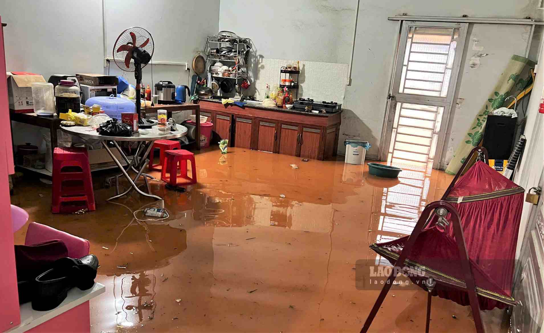 Đường ngập khiến nước tràn vào nhà dân. Ảnh: Phúc Khánh 