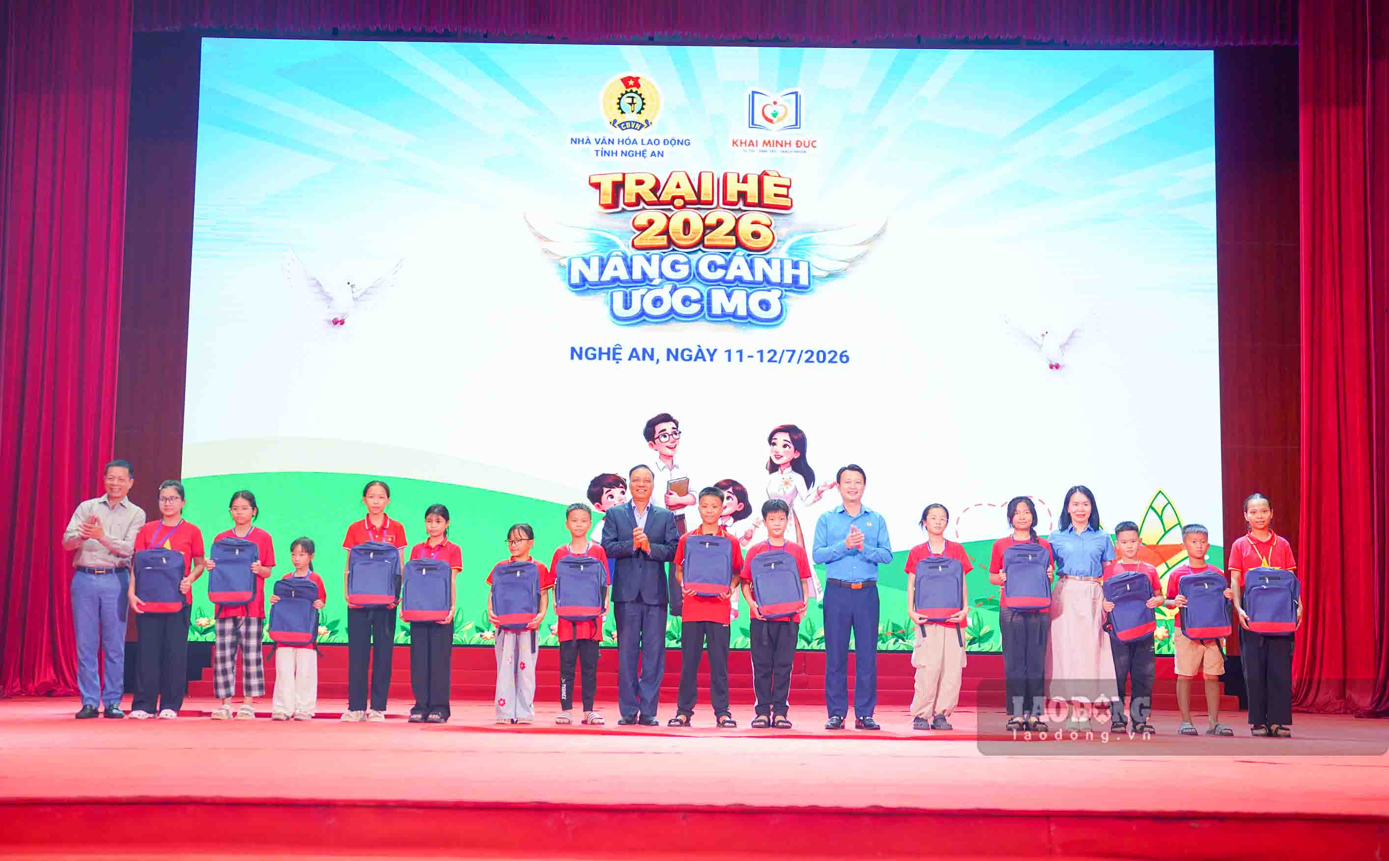 Ban Tổ chức tặng quà cho các trại sinh. Ảnh: Duy Chương