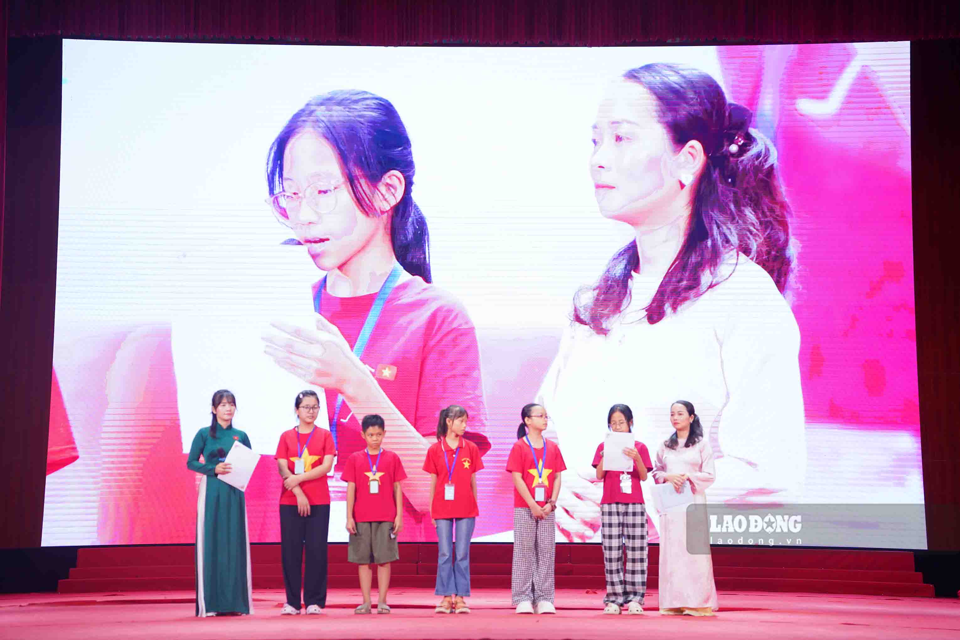 Các trại sinh đọc thư gửi đến cha mẹ của mình. Ảnh: Duy Chương