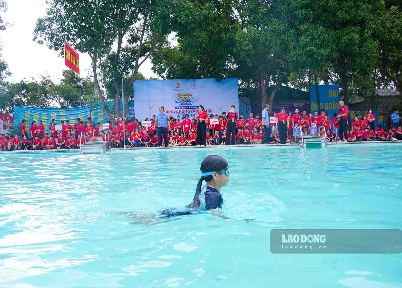 Các trại sinh được thi bơi và học kỹ năng phòng, chống đuối nước. Ảnh: Duy Chương