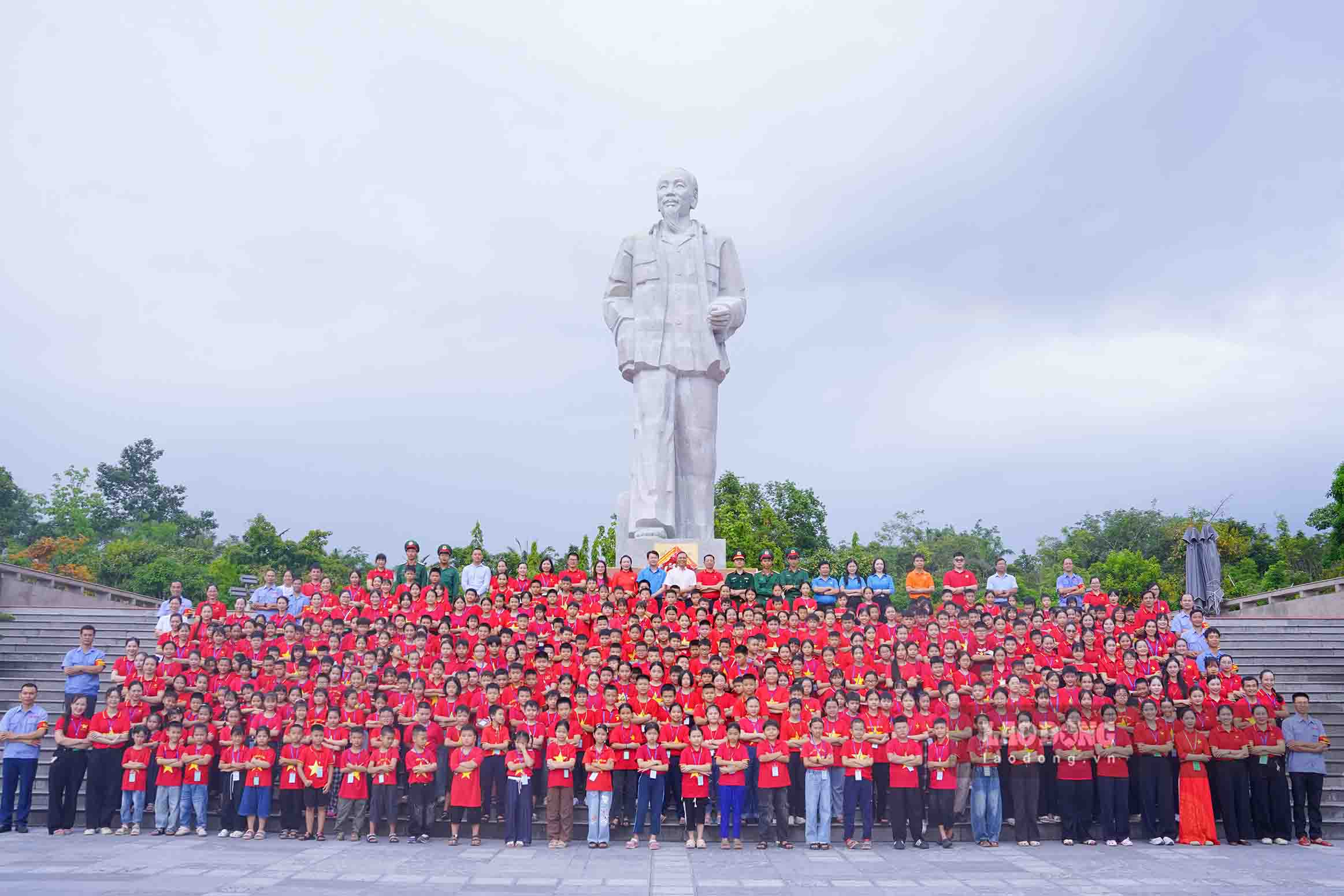 Many meaningful activities of the summer camp are organized at Ho Chi Minh Square. Photo: Duy Chuong