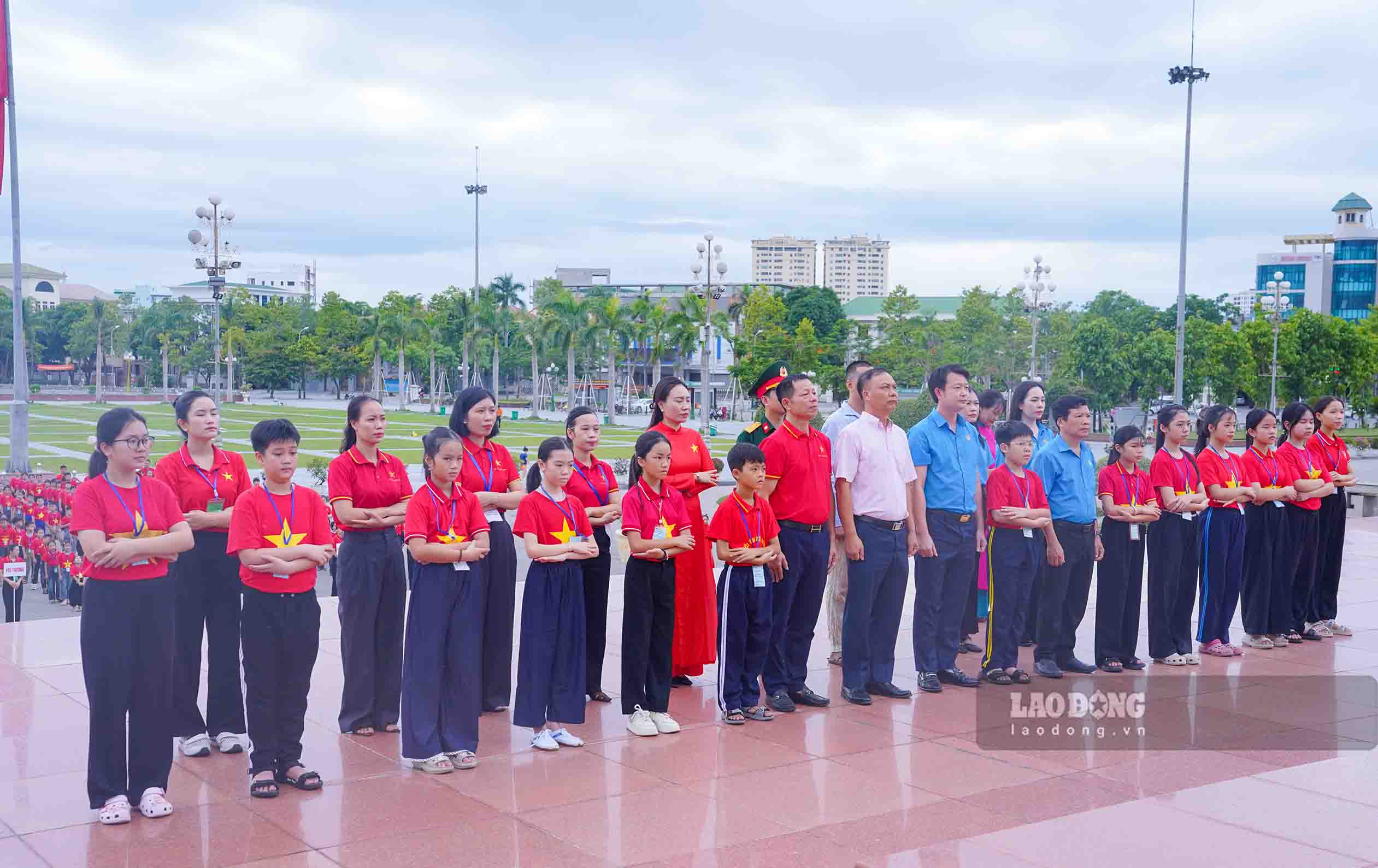 Trại hè dâng hương báo công với Bác tại Quảng trường Hồ Chí Minh. Ảnh: Duy Chương