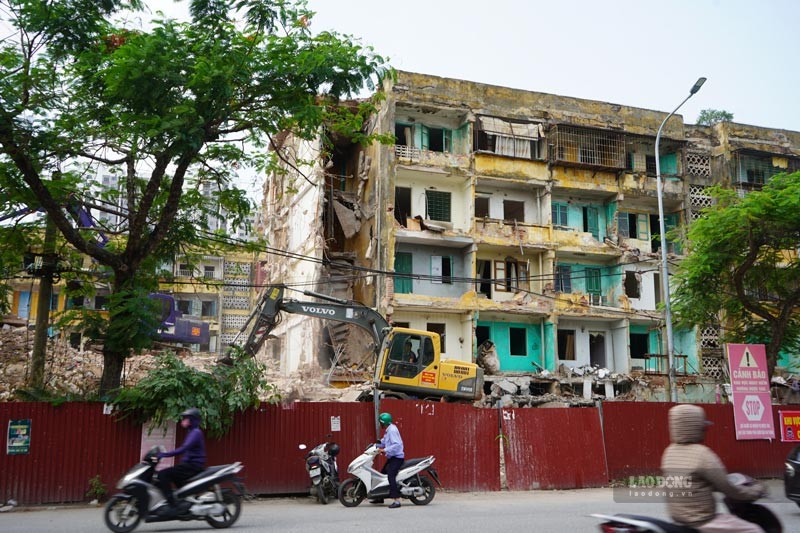 Demolishment of old apartment building A7 Van My. Photo: Mai Dung