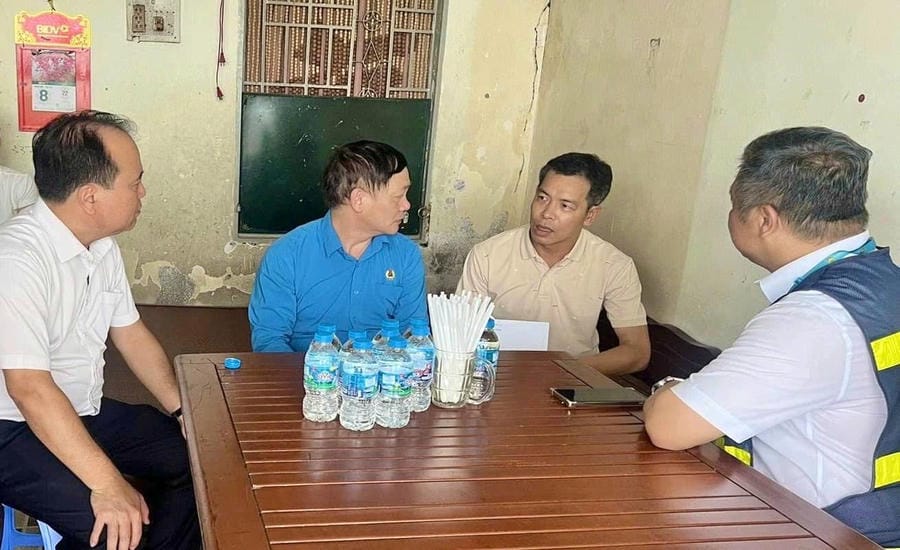 Mr. Kim Trong Binh - Team Leader of Parking Service Team, Parking Service Center, Vietnam Airport Ground Services Co., Ltd. (VIAGS) Tan Son Nhat (second from right).