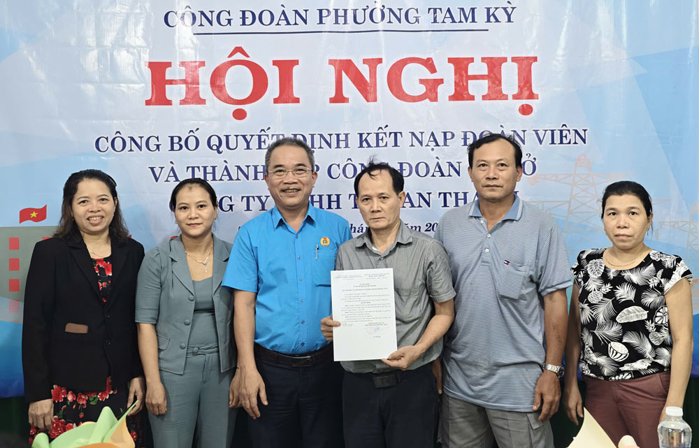 Tam Ky Ward Trade Union, Da Nang established the grassroots Trade Union of Tan An Thanh Co., Ltd. with 39 union members. Photo provided by Tam Ky Trade Union