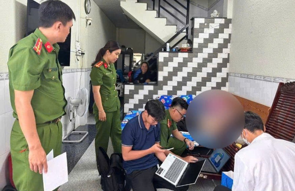 Thu mẫu ADN tận nhà đối với những trường hợp thân nhân liệt sĩ đã già yếu. Ảnh: Bình An/ Công an An Giang