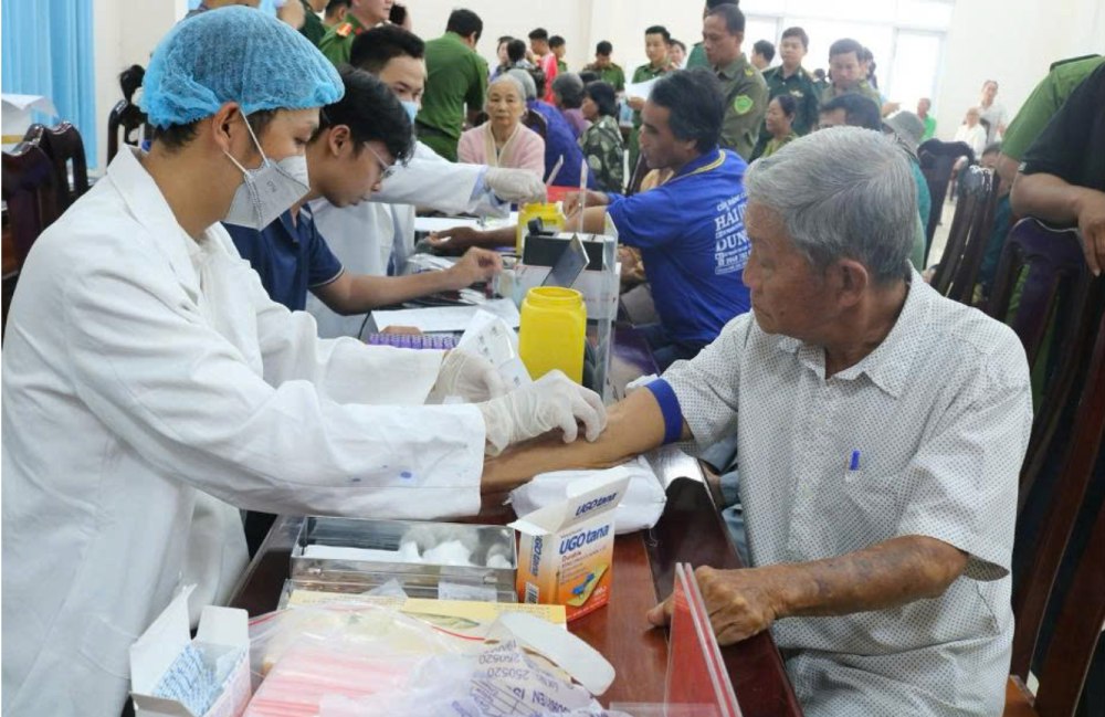 Collecting DNA samples for cases of relatives of martyrs. Photo: Binh An/ An Giang Police