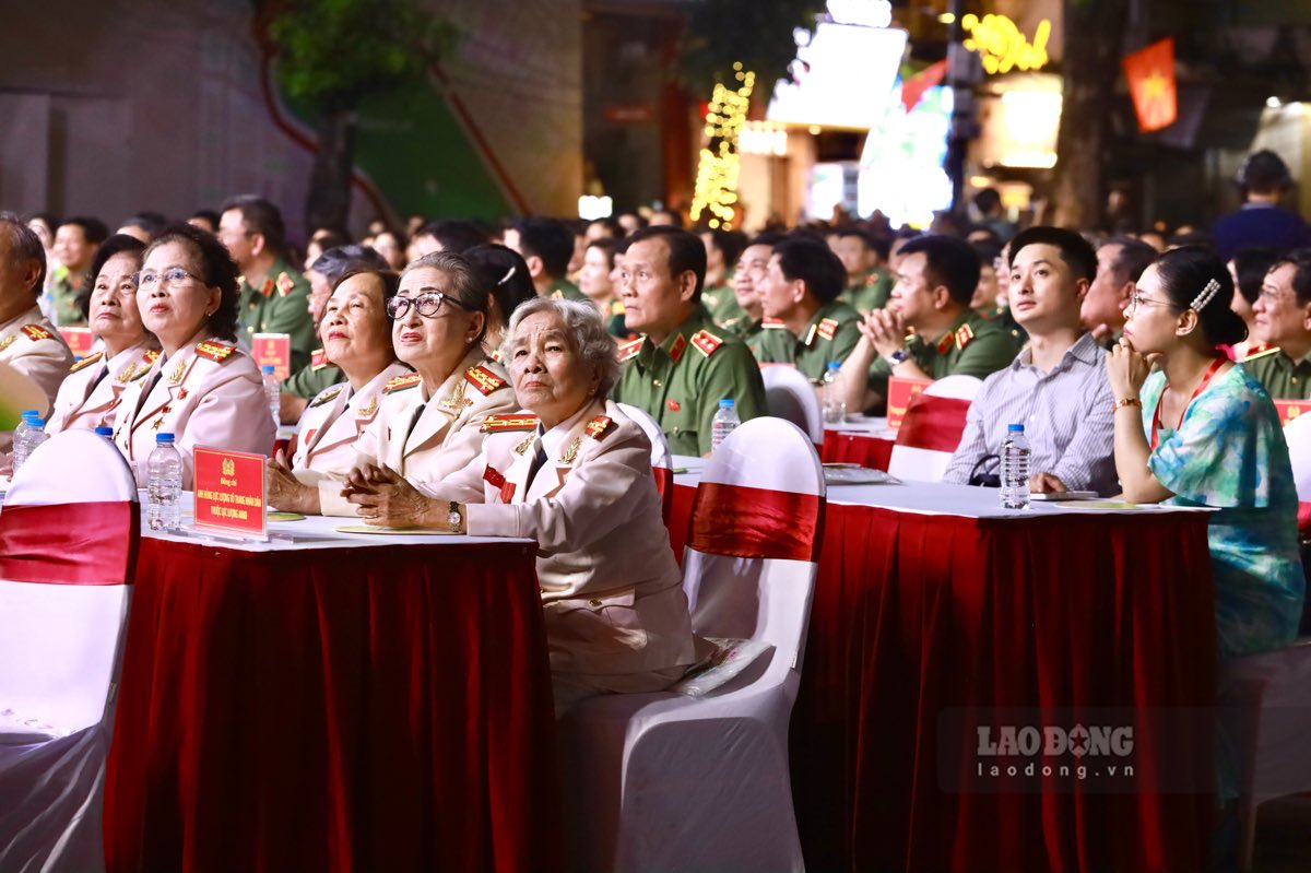 Các đại biểu xem gala nghệ thuật. Ảnh: Duy Tuấn 