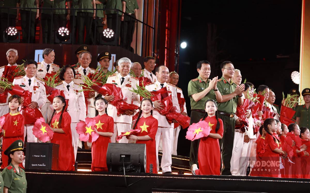 Lãnh đạo Bộ Công an tặng hoa cho đại biểu tại gala nghệ thuật. Ảnh: Duy Tuấn 