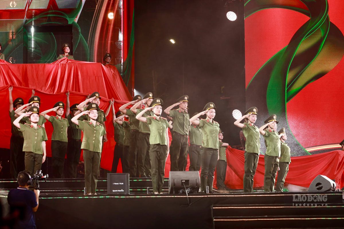 The 80-year journey of the People's Security Forces is recreated in an artistic epic. Photo: Duy Tuan