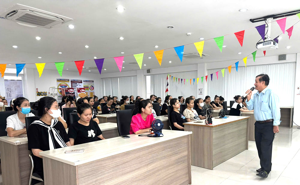 The Trade Union of Hi-Tech Vietnam Apparel Co., Ltd. (under Duy Xuyen Commune Trade Union, Da Nang) organizes a specialized communication program "Healthcare for pregnant mothers - For a healthy future generation". Photo provided by Duy Xuyen Trade Union