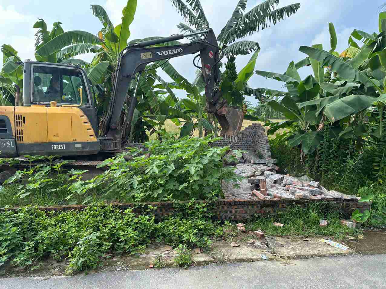The process of dismantling the violating works took place safely and according to plan. Photo: Pham Ngu Lao Commune
