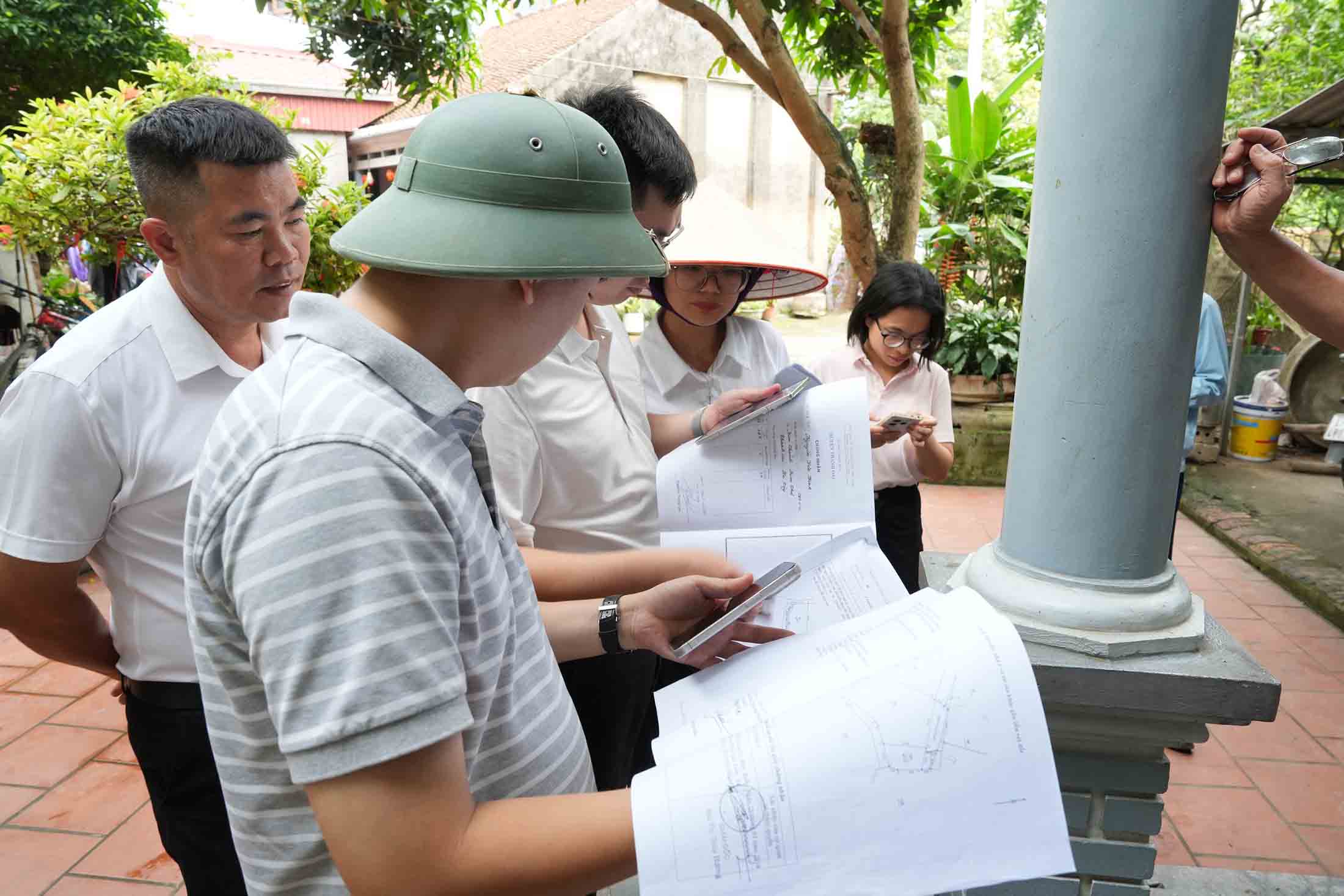 Funcionarios de la comuna de Thanh Oai bajan a las casas de la gente para comparar y actualizar la información de cada parcela de tierra. Foto: Página de noticias electrónicas de la comuna de Thanh Oai