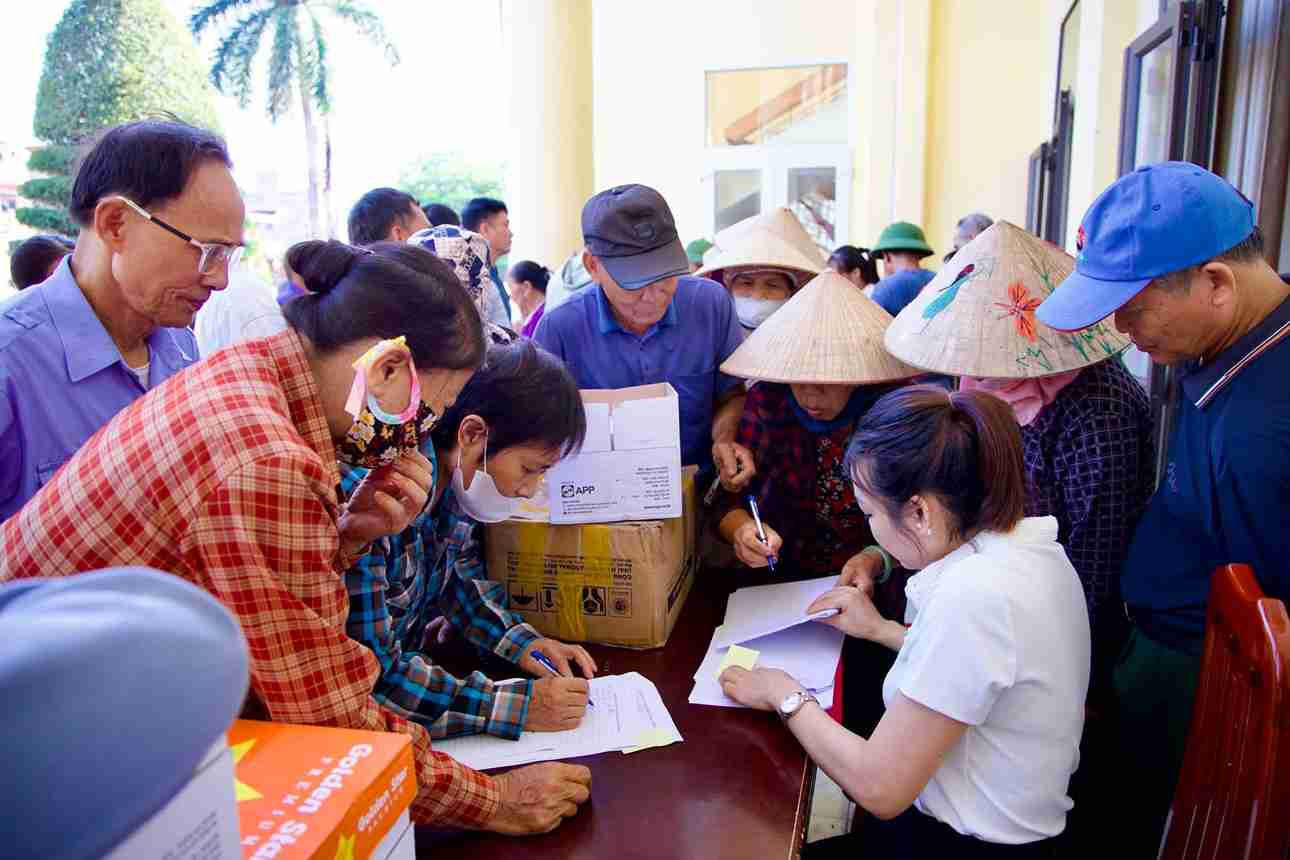 Officials guide people to complete dossiers for the Hanoi - Quang Ninh high-speed railway project. Photo: Nhi Chieu Ward