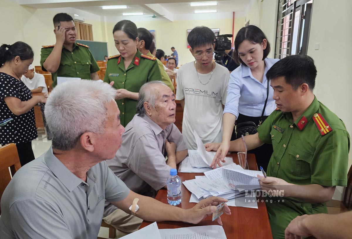 Police officers guide relatives of martyrs to take DNA samples. Photo: Doan Hung