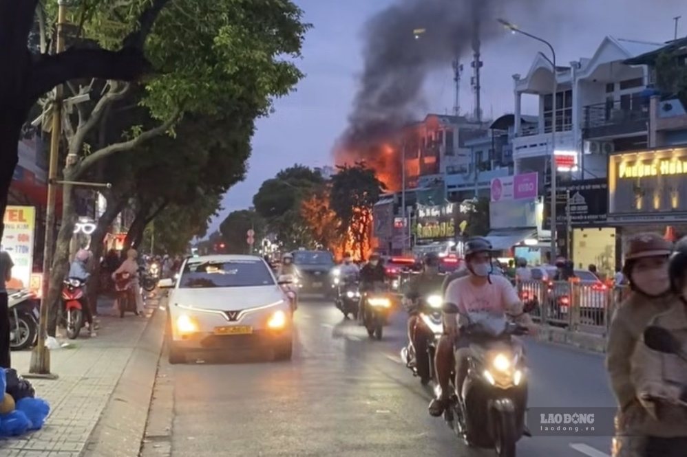 The fire broke out fiercely at a house on Phan Van Tri street. Photo: Minh Tam