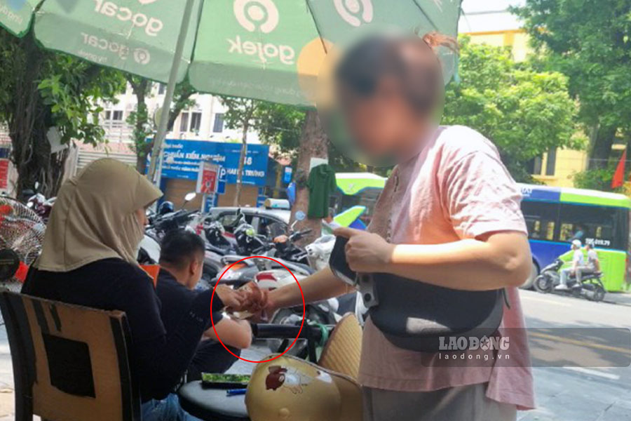 Người dân gửi xe với mức phí 10.000 đồng/lượt trước cổng Bệnh viện Hữu nghị Việt Nam - Cu Ba (Hà Nội). Ảnh: Thế Kỷ
