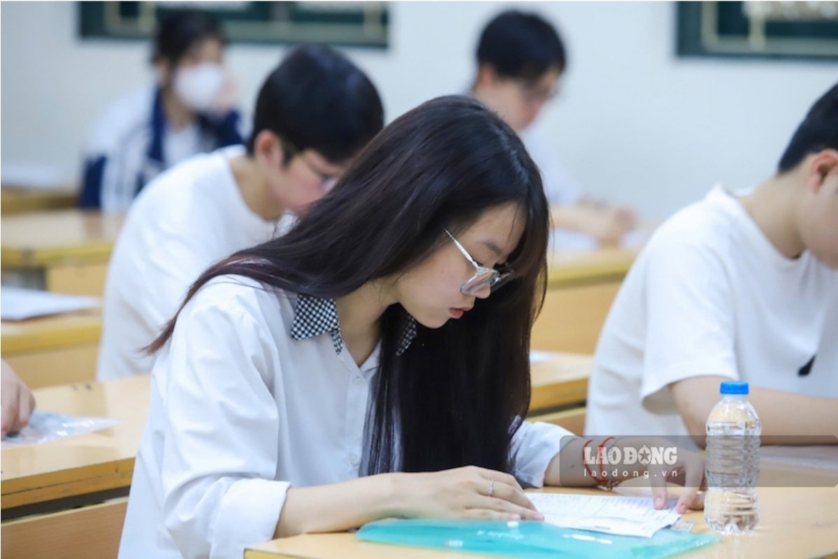 Many schools have set a floor score for receiving applications for admission in the 2026 enrollment. Photo: Van Trang