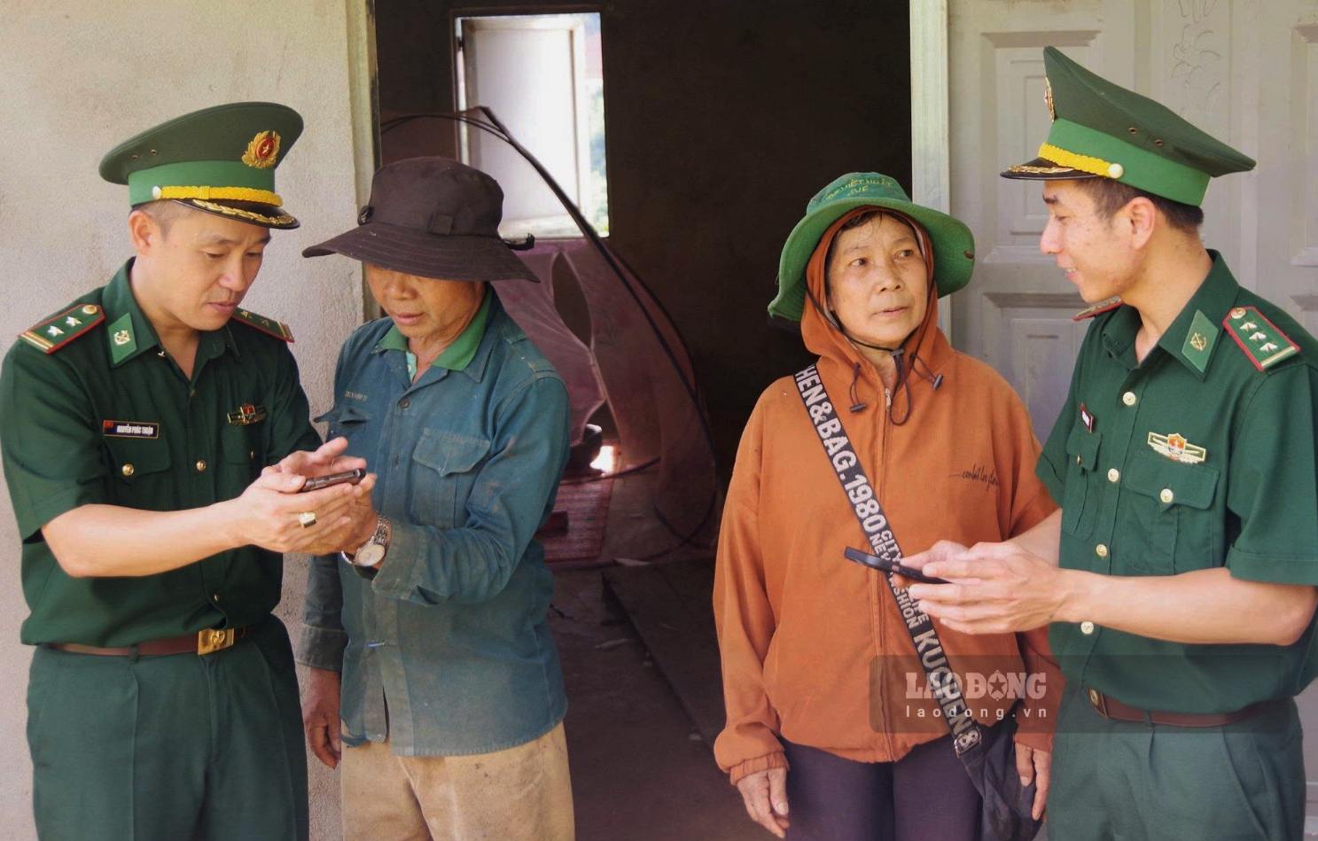 Cán bộ, chiến sĩ Bộ đội Biên phòng tuyên truyền pháp luật đến người dân vùng biên giới. Ảnh: Phúc Khánh 