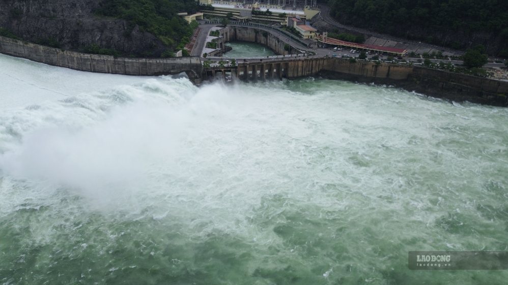 Hoa Binh Lake has an upstream water level of 104.52 m. Photo: Minh Nguyen