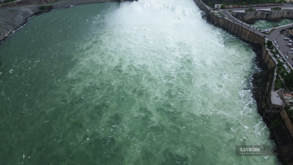 Hoa Binh Lake has an upstream water level of 104.52 m. Photo: Minh Nguyen