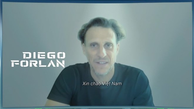 Huấn luyện viên Uruguay - Diego Forlan từng đến Việt Nam năm 2025. Ảnh: FC Online cung cấp