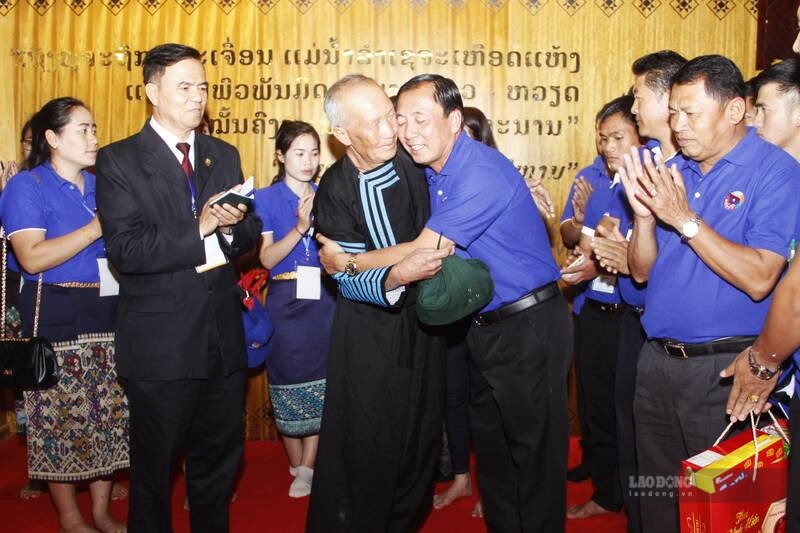 Mr. Samlan Phanthavong, Deputy Minister of Education and Sports of Laos visits Mr. Trang Lao Lu at the Vietnam - Laos Revolutionary Historical Relic Site. Photo: Truong Son