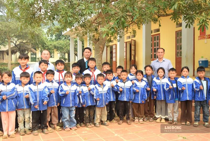 Ba thầy giáo dòng họ Tráng, bản Lao Khô đang công tác tại Trường Tiểu học Lao Khô, xã Phiêng Khoài. Ảnh: Trường Sơn