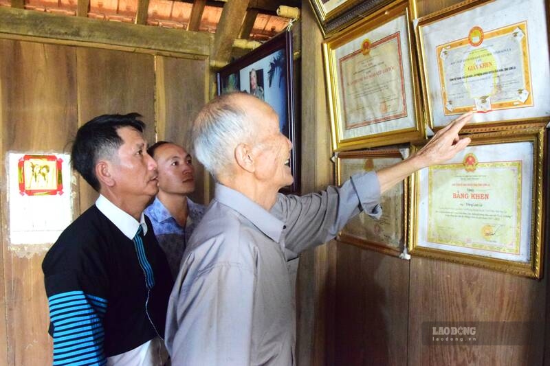 Ông Tráng Lao Lử, Trưởng dòng họ Tráng, bản Lao Khô, xã Phiêng Khoài, tỉnh Sơn La chia sẻ về truyền thống hiếu học của dòng họ. Ảnh: Trường Sơn