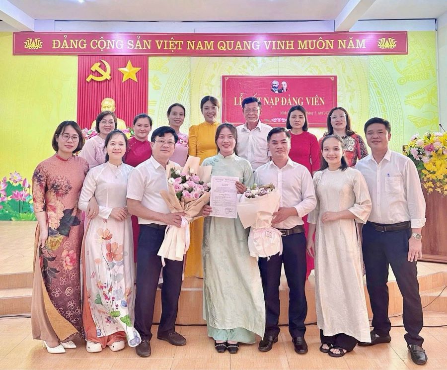 Quang Ninh Regional General Hospital admits party members from outstanding union members. Photo: Quang Tri Trade Union