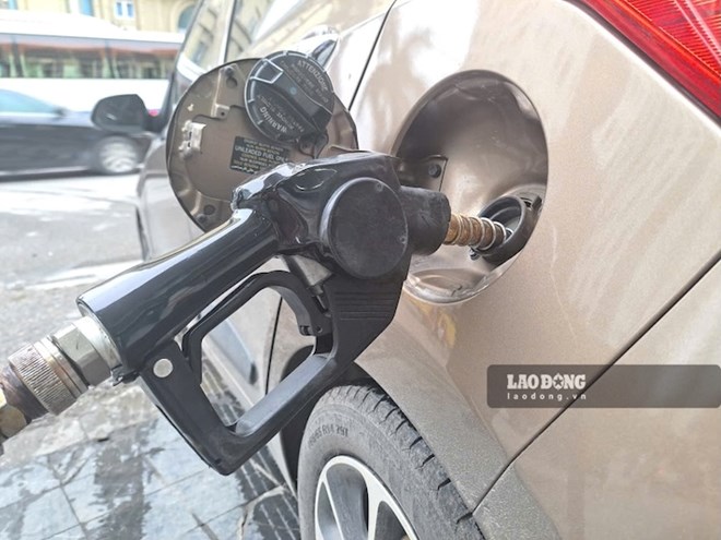 World oil prices increased significantly in the first morning session of the week. Photo: Ha Vy