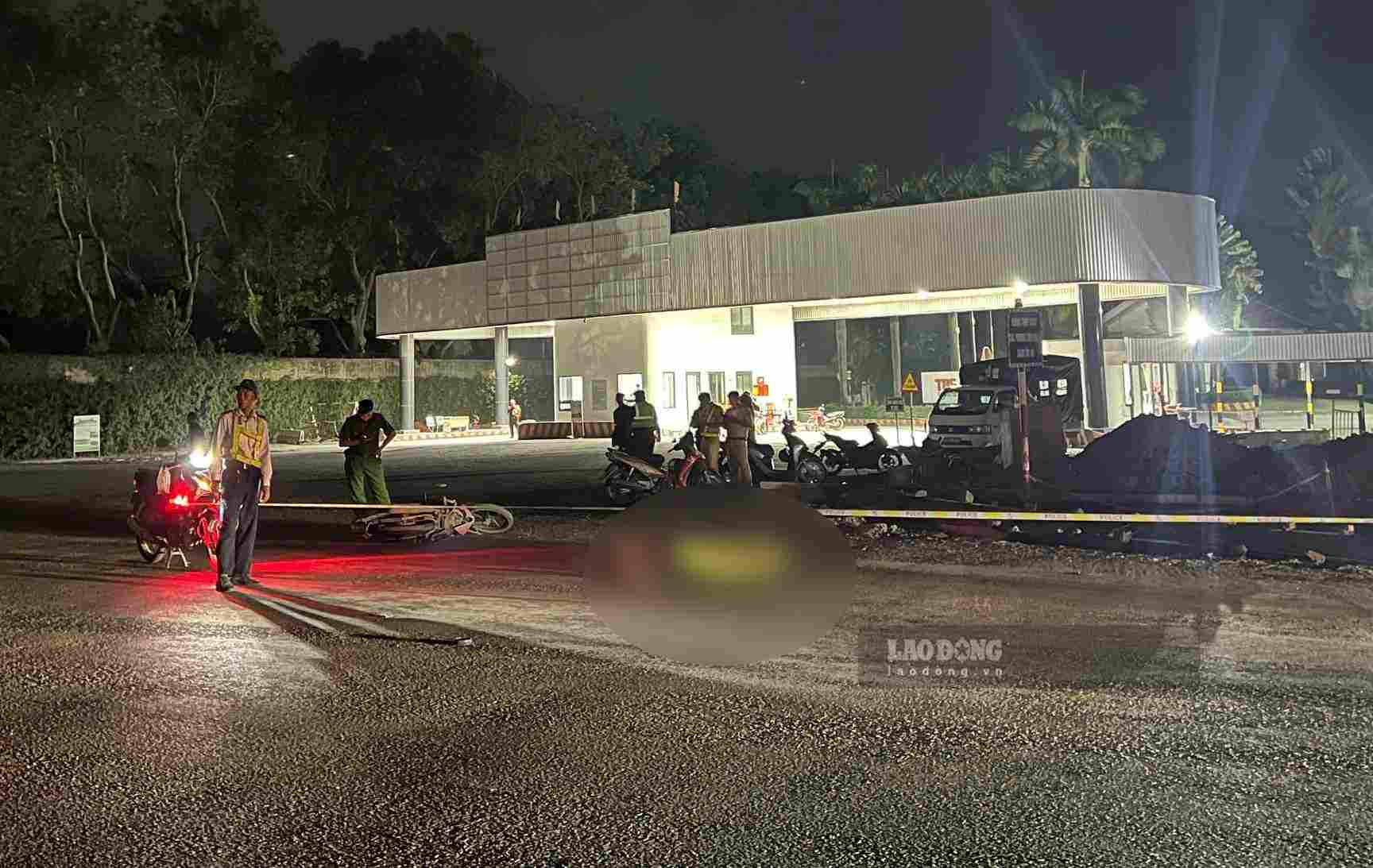 Scene of the accident between a tractor-trailer truck and a motorbike that killed 1 person in Dong Hoa ward, Ho Chi Minh City. Photo: Dinh Trong