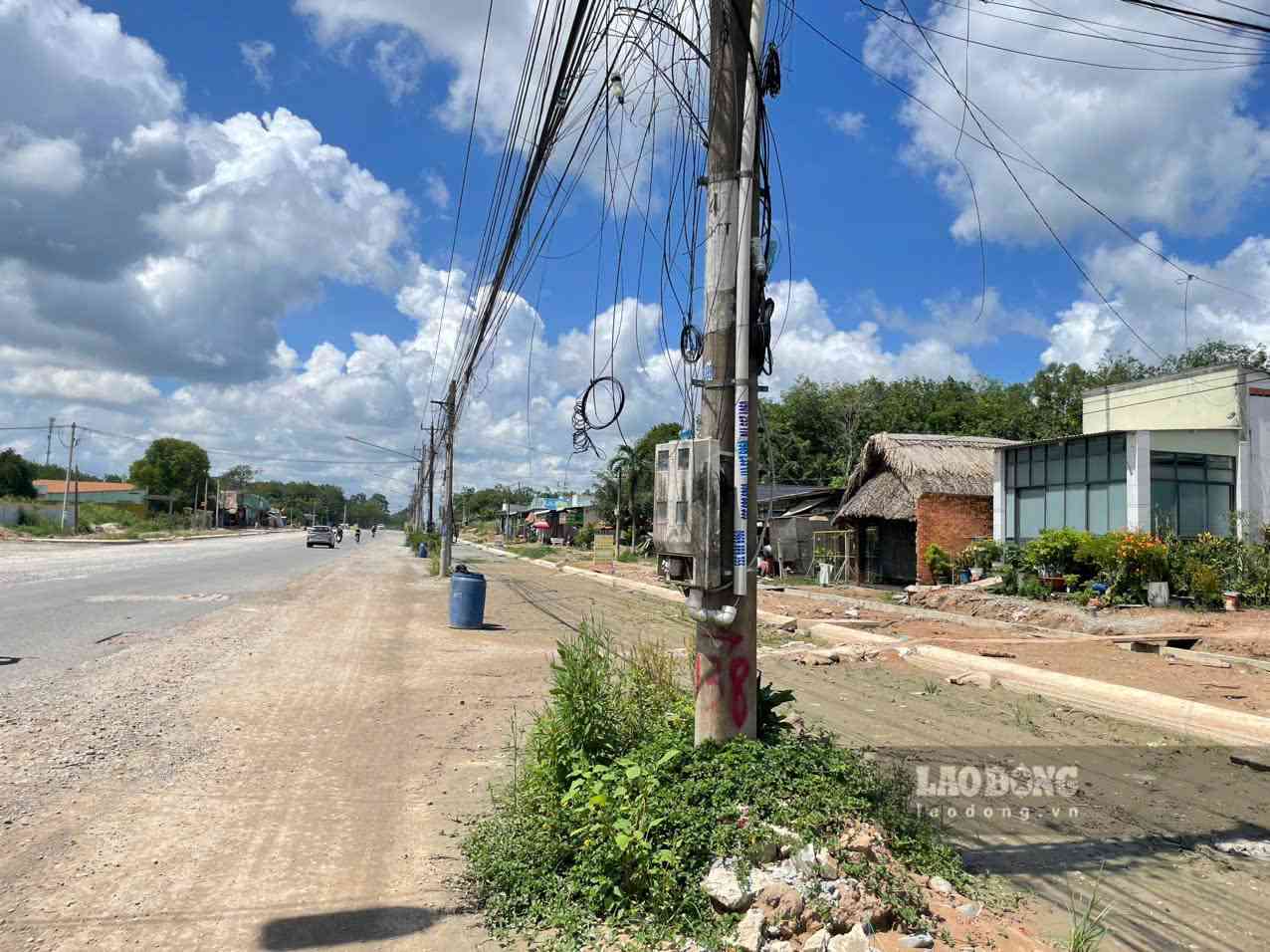 Lưới điện trên đường ĐT 748 đoạn qua phường Long Nguyên sẽ được di dời trong quý IV năm 2026. Ảnh: Đình Trọng