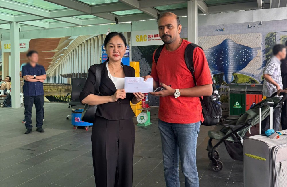 Phó Chủ tịch UBND đặc khu Phú Quốc Nguyễn Thị Kim Loan trao hỗ trợ cho thân nhân ca bệnh chuyển đi. Ảnh: Hoàng Dung