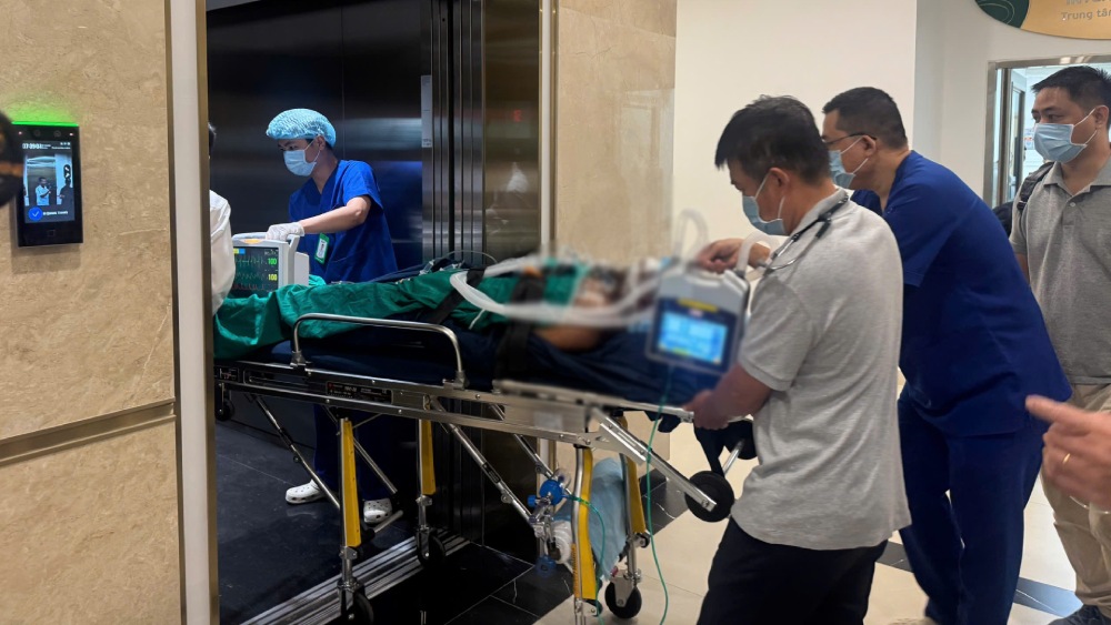 Phu Quoc's team transferred the severe case of the canoe capsizing to Cho HCMC Hospital for further treatment. Photo: Hoang Dung