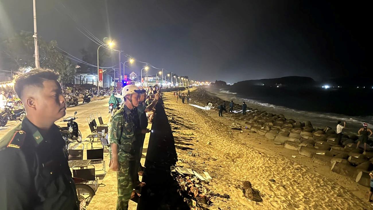 Functional forces in Quang Ngai are still actively searching for missing victims. Photo: Van Tanh