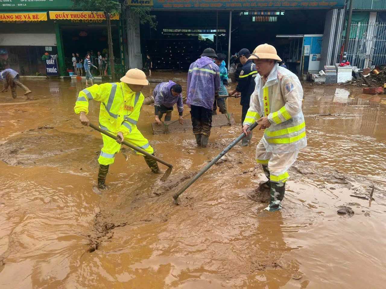 Lực lượng chức năng cùng người dân khắc phục hậu quả mưa lũ. Ảnh: Công an Sơn La