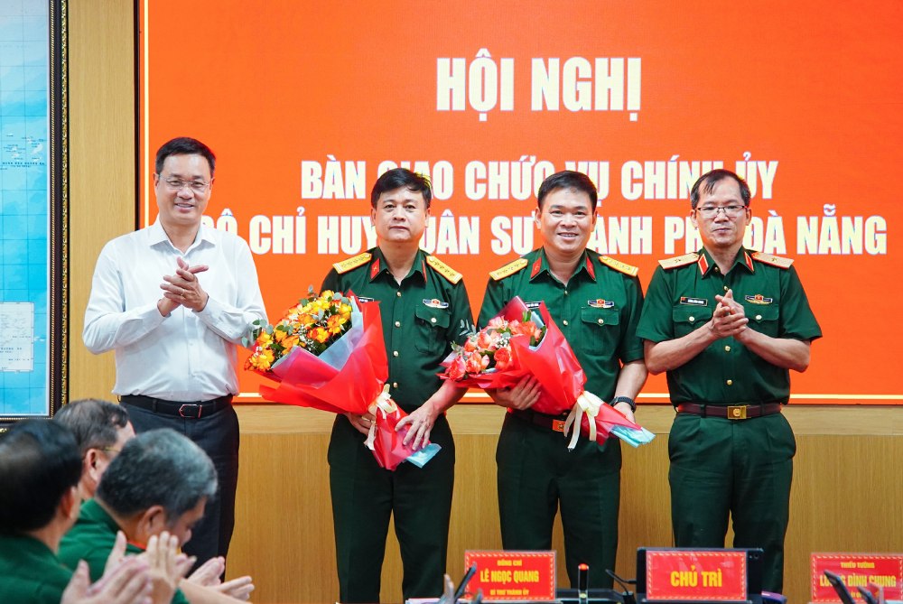 Major General Luong Dinh Chung - Secretary of the Party Committee, Political Commissar of Military Region 5 and Member of the Party Central Committee, Secretary of Da Nang City Party Committee, Head of the National Assembly Delegation of Da Nang City, Secretary of the Military Party Committee of Da Nang City Le Ngoc Quang presents flowers to congratulate 2 Colonels of the army who were appointed to new positions. Photo: Da Nang City e-Portal