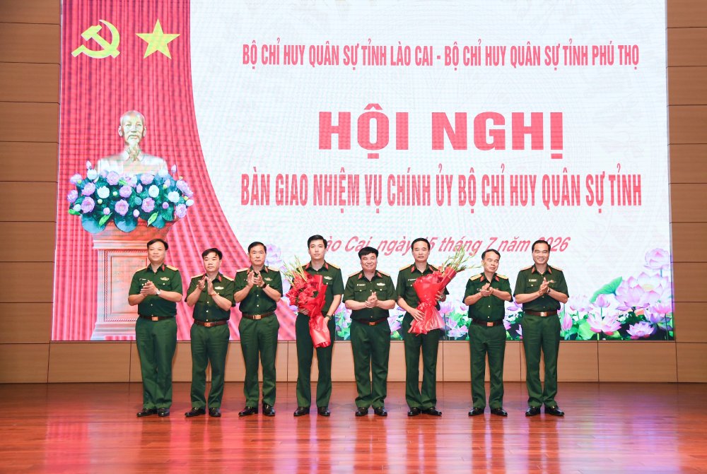 Trung tướng Phạm Đức Duyên, Bí thư Đảng ủy, Chính ủy Quân khu 2 tặng hoa chúc mừng các nhân sự nhận quyết định. Ảnh: Cổng TTĐT tỉnh Lào Cai