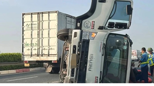 Ôtô tải lật nghiêng trên cao tốc Pháp Vân - Cầu Giẽ, giao thông ùn ứ cục bộ. Ảnh: Quang Thắng