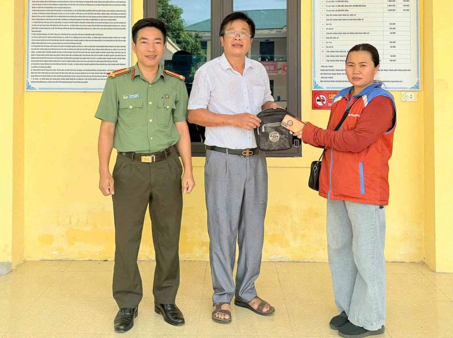 Ms. Oanh returns property to the person who dropped it. Photo: Ha Tinh Police