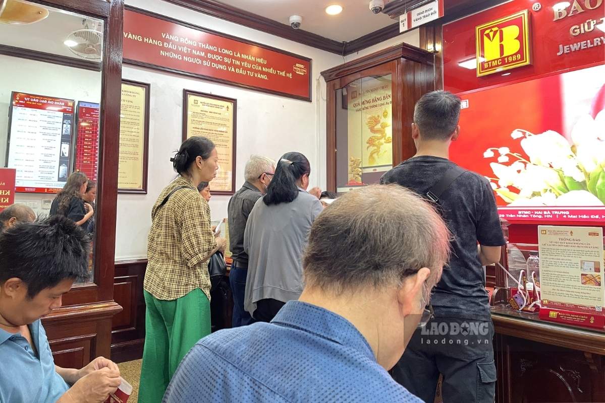 Gold prices fall, the buying - selling area is open and stable. Photo: Ha Linh