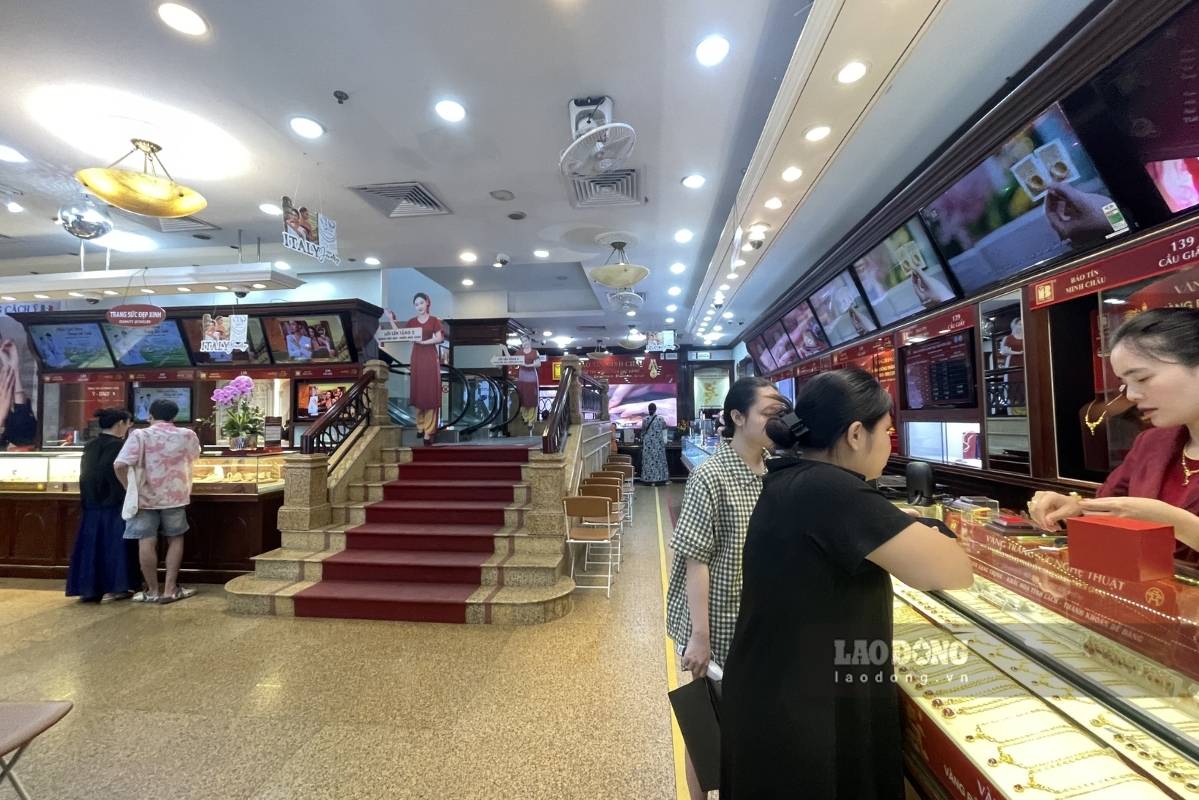 Một số khách hàng tham khảo các mặt hàng vàng trang sức. Ảnh: Hạ Linh